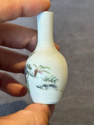 A Chinese famille rose miniature vase and a snuff bottle, Daoguang mark and of the period, 19th C. — photo 5