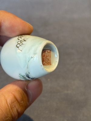 A Chinese famille rose miniature vase and a snuff bottle, Daoguang mark and of the period, 19th C. — photo 8