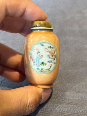 A Chinese famille rose miniature vase and a snuff bottle, Daoguang mark and of the period, 19th C. — photo 9