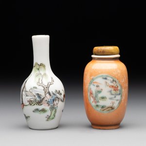 A Chinese famille rose miniature vase and a snuff bottle, Daoguang mark and of the period, 19th C. — photo 1