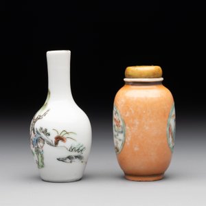 A Chinese famille rose miniature vase and a snuff bottle, Daoguang mark and of the period, 19th C. — photo 2
