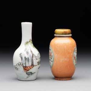 A Chinese famille rose miniature vase and a snuff bottle, Daoguang mark and of the period, 19th C. — photo 4