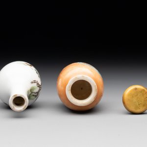 A Chinese famille rose miniature vase and a snuff bottle, Daoguang mark and of the period, 19th C. — photo 5