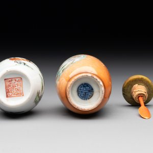 A Chinese famille rose miniature vase and a snuff bottle, Daoguang mark and of the period, 19th C. — photo 6