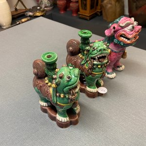 A Chinese famille rose model of a Buddhist lion and a pair of verte biscuit joss stick holders, 19th C. — 照片 12