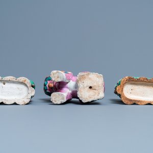 A Chinese famille rose model of a Buddhist lion and a pair of verte biscuit joss stick holders, 19th C. — 照片 6