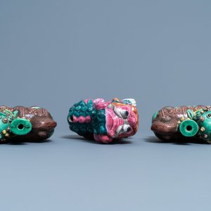 A Chinese famille rose model of a Buddhist lion and a pair of verte biscuit joss stick holders, 19th C. — 照片 7