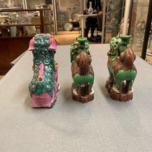 A Chinese famille rose model of a Buddhist lion and a pair of verte biscuit joss stick holders, 19th C. — 照片 10