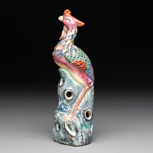 * A Chinese famille rose model of a phoenix, 19th C. — 照片 1