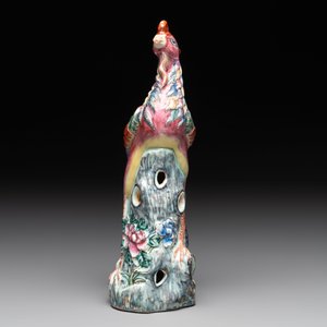 * A Chinese famille rose model of a phoenix, 19th C. — photo 2