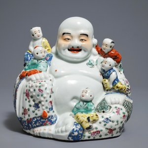 A Chinese famille rose model of Buddha, 19/20th C. — photo 2
