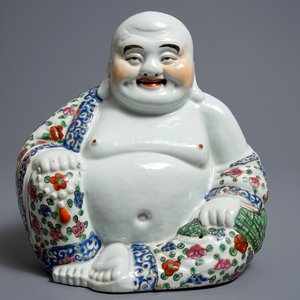 A Chinese famille rose model of Buddha, 19/20th C. — 照片 1