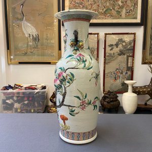 A Chinese famille rose molded 'nine peaches' vase, 19th C. — 照片 11