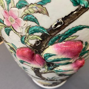 A Chinese famille rose molded 'nine peaches' vase, 19th C. — 照片 14