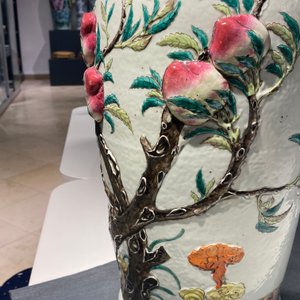 A Chinese famille rose molded 'nine peaches' vase, 19th C. — 照片 23
