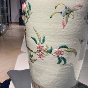 A Chinese famille rose molded 'nine peaches' vase, 19th C. — 照片 25