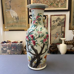 A Chinese famille rose molded 'nine peaches' vase, 19th C. — 照片 7