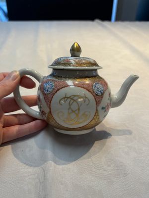 A Chinese famille rose monogrammed teapot with floral design, Yongzheng/Qianlong — foto 1