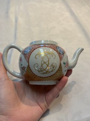 A Chinese famille rose monogrammed teapot with floral design, Yongzheng/Qianlong — foto 2