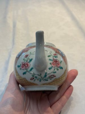 A Chinese famille rose monogrammed teapot with floral design, Yongzheng/Qianlong — foto 3