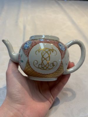 A Chinese famille rose monogrammed teapot with floral design, Yongzheng/Qianlong — foto 4