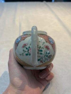 A Chinese famille rose monogrammed teapot with floral design, Yongzheng/Qianlong — foto 5