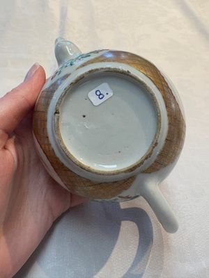 A Chinese famille rose monogrammed teapot with floral design, Yongzheng/Qianlong — foto 7