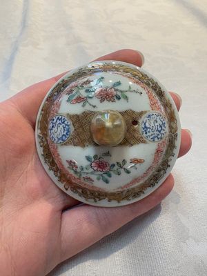 A Chinese famille rose monogrammed teapot with floral design, Yongzheng/Qianlong — foto 8