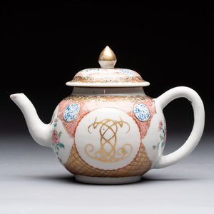 A Chinese famille rose monogrammed teapot with floral design, Yongzheng/Qianlong — foto 1