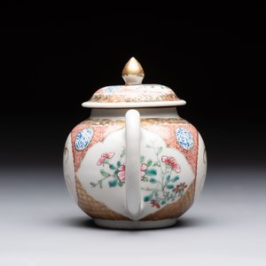 A Chinese famille rose monogrammed teapot with floral design, Yongzheng/Qianlong — foto 2