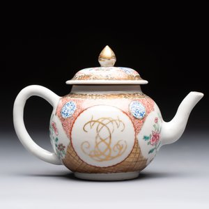A Chinese famille rose monogrammed teapot with floral design, Yongzheng/Qianlong — foto 3