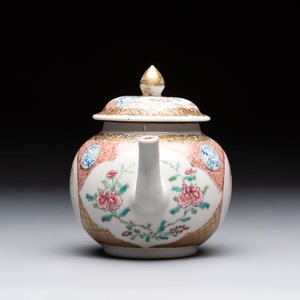 A Chinese famille rose monogrammed teapot with floral design, Yongzheng/Qianlong — foto 4