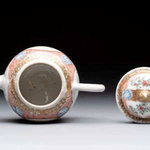 A Chinese famille rose monogrammed teapot with floral design, Yongzheng/Qianlong — foto 5