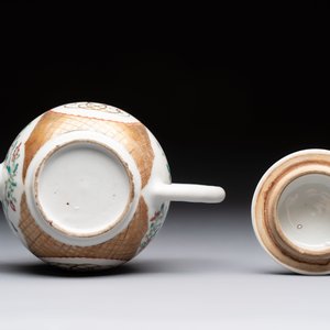 A Chinese famille rose monogrammed teapot with floral design, Yongzheng/Qianlong — foto 6