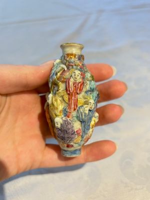 A Chinese famille rose moulded '18 Luohan' snuff bottle, Qianlong mark, 19th C. — photo 2