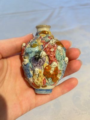 A Chinese famille rose moulded '18 Luohan' snuff bottle, Qianlong mark, 19th C. — photo 3