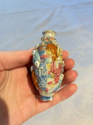 A Chinese famille rose moulded '18 Luohan' snuff bottle, Qianlong mark, 19th C. — photo 4