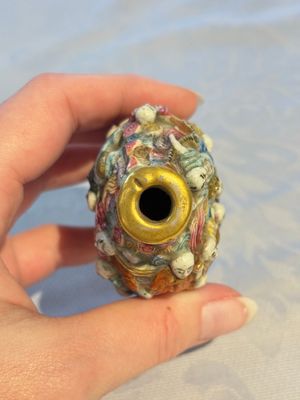 A Chinese famille rose moulded '18 Luohan' snuff bottle, Qianlong mark, 19th C. — photo 5