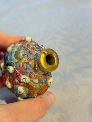 A Chinese famille rose moulded '18 Luohan' snuff bottle, Qianlong mark, 19th C. — photo 6