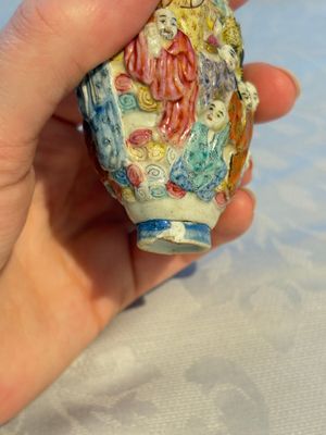 A Chinese famille rose moulded '18 Luohan' snuff bottle, Qianlong mark, 19th C. — photo 8