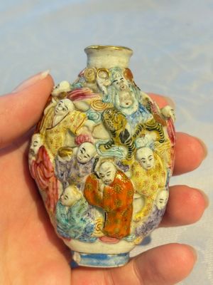 A Chinese famille rose moulded '18 Luohan' snuff bottle, Qianlong mark, 19th C. — photo 9