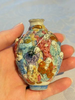 A Chinese famille rose moulded '18 Luohan' snuff bottle, Qianlong mark, 19th C. — photo 10