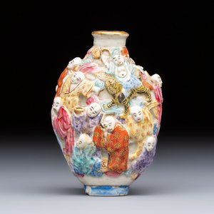 A Chinese famille rose moulded '18 Luohan' snuff bottle, Qianlong mark, 19th C. — photo 1