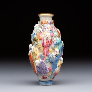 A Chinese famille rose moulded '18 Luohan' snuff bottle, Qianlong mark, 19th C. — photo 2