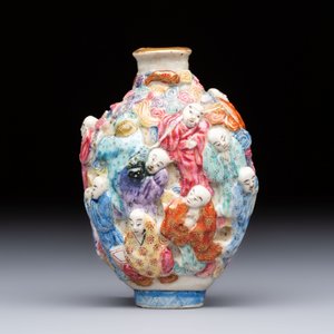 A Chinese famille rose moulded '18 Luohan' snuff bottle, Qianlong mark, 19th C. — photo 3