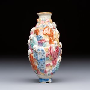 A Chinese famille rose moulded '18 Luohan' snuff bottle, Qianlong mark, 19th C. — photo 4