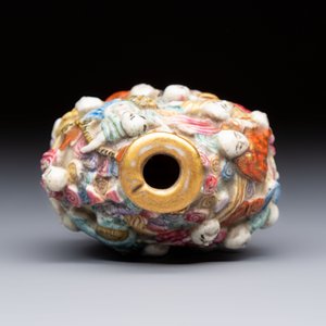 A Chinese famille rose moulded '18 Luohan' snuff bottle, Qianlong mark, 19th C. — photo 5