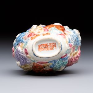 A Chinese famille rose moulded '18 Luohan' snuff bottle, Qianlong mark, 19th C. — photo 6