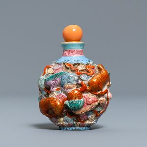 A Chinese famille rose moulded 'Buddhist lions' snuff bottle, Qianlong mark, 19th C. — 照片 1