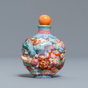 A Chinese famille rose moulded 'Buddhist lions' snuff bottle, Qianlong mark, 19th C. — 照片 3